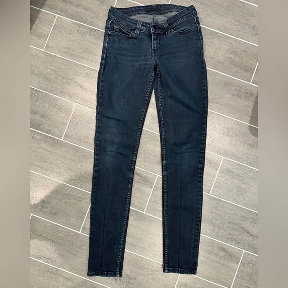 Levi's Denim - Levi’s in Dark Navy (Almost Black) Wash, Skinny Medium Rise Jeans, Size 2 or 4